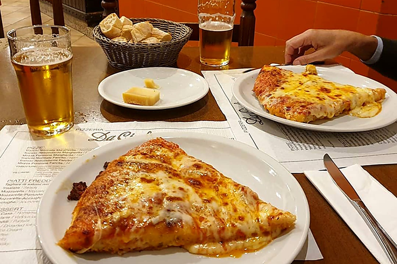 La Pizzeria da Giuliano in via Paolo Sarpi, Milano