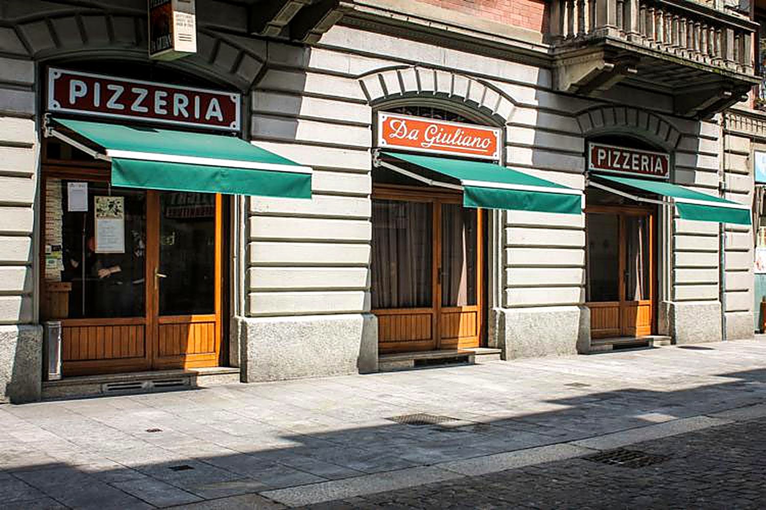 L'interno storico della Pizzeria da Giuliano in via Paolo Sarpi a Milano